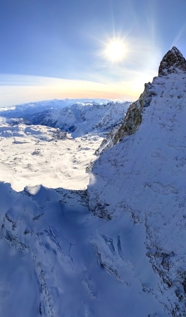 Острый горный пик в снегу