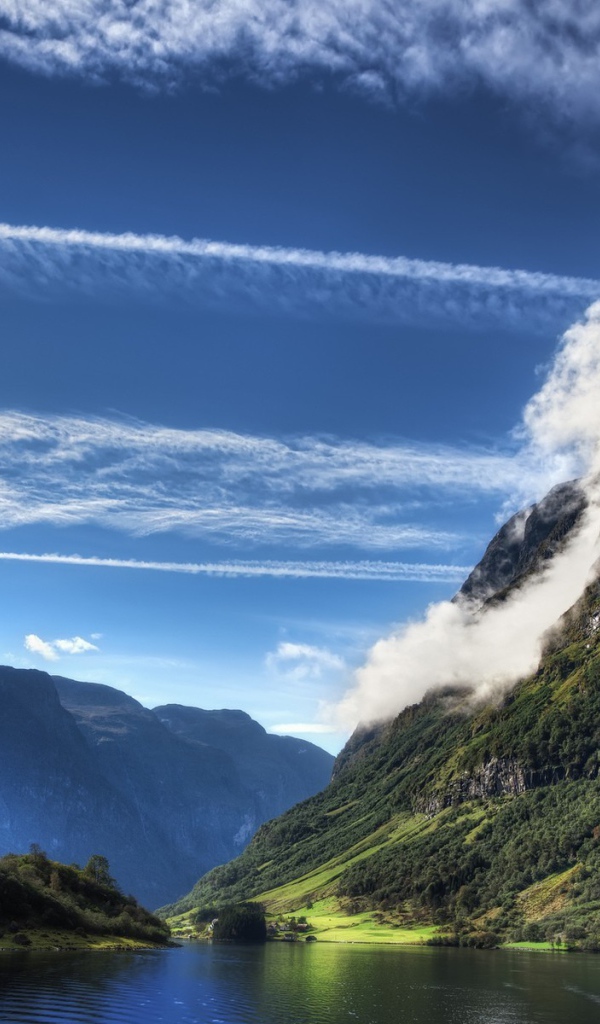 Полосы облаков над горами