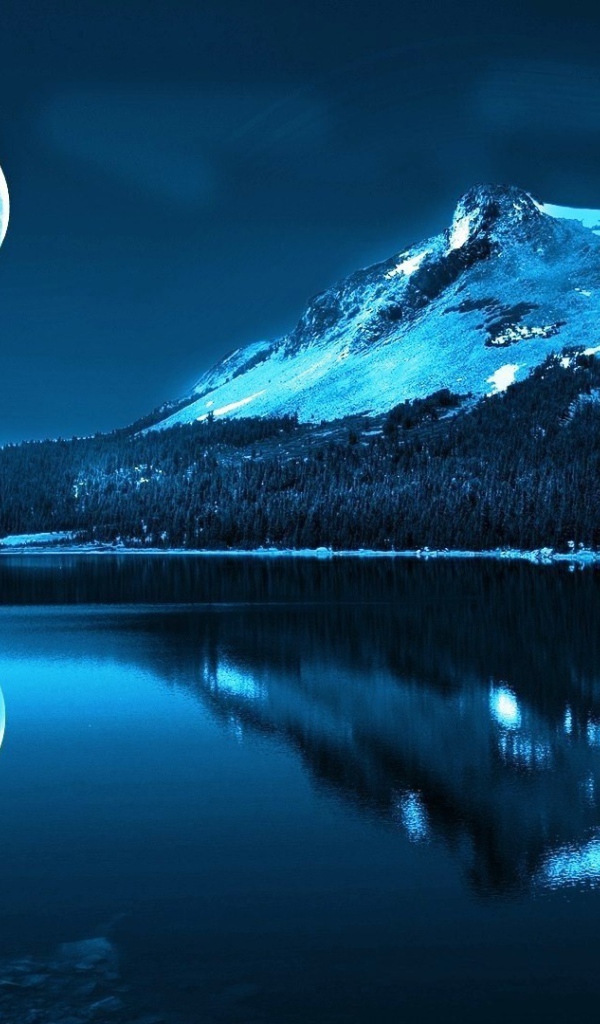 Голубая луна над озером в горах