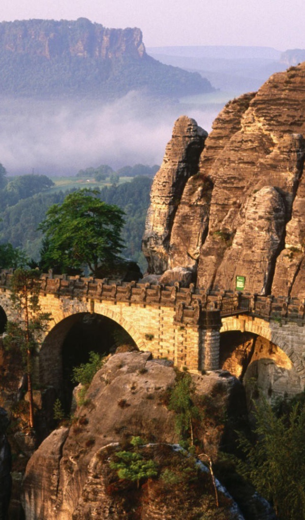 Мост на скалах в горах