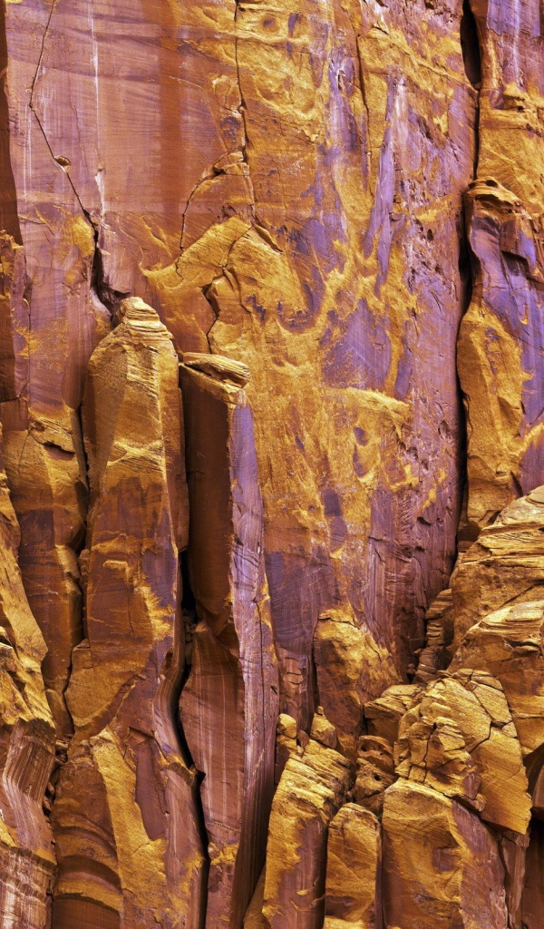 Слоистая коричневая скала