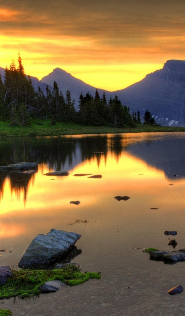 Закат в горах отражается в озере