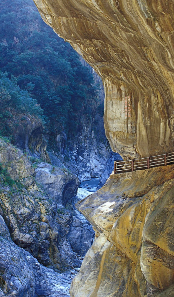 Тоннель в отвесной скале