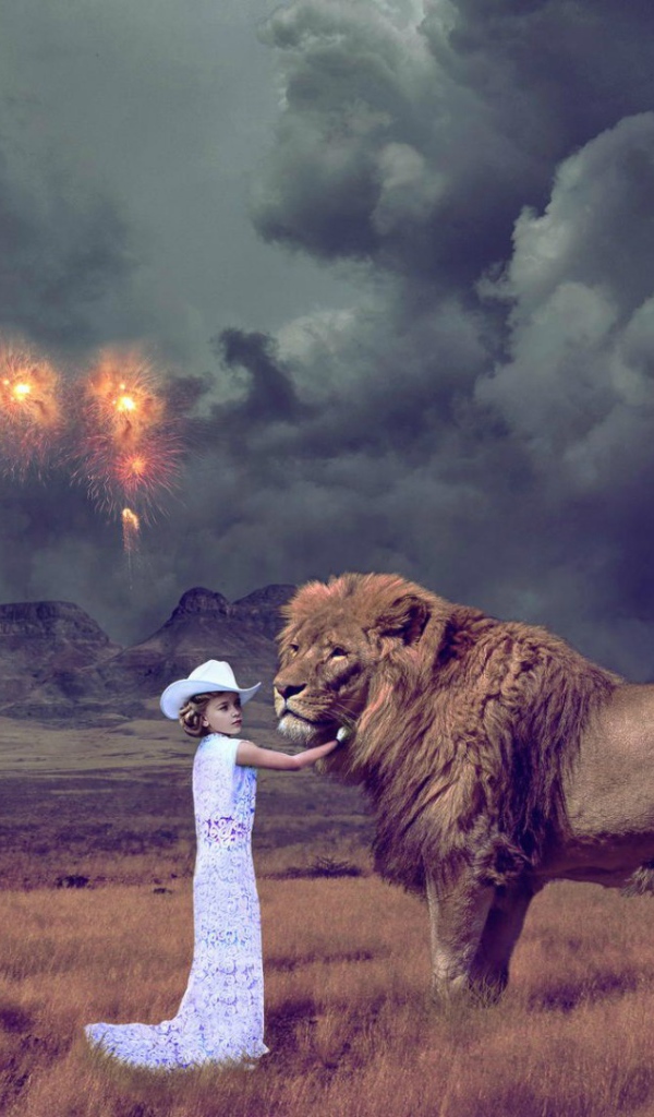 Девочка играет со львом
