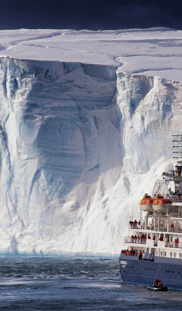 Корабль у берегов Антарктиды