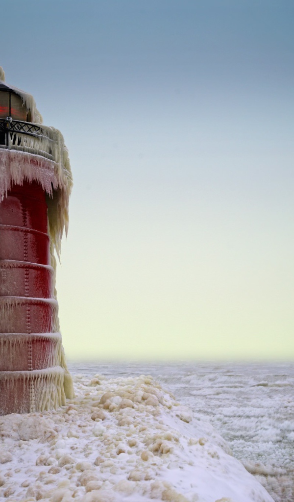 Красный маяк покрыт льдом и сосульками
