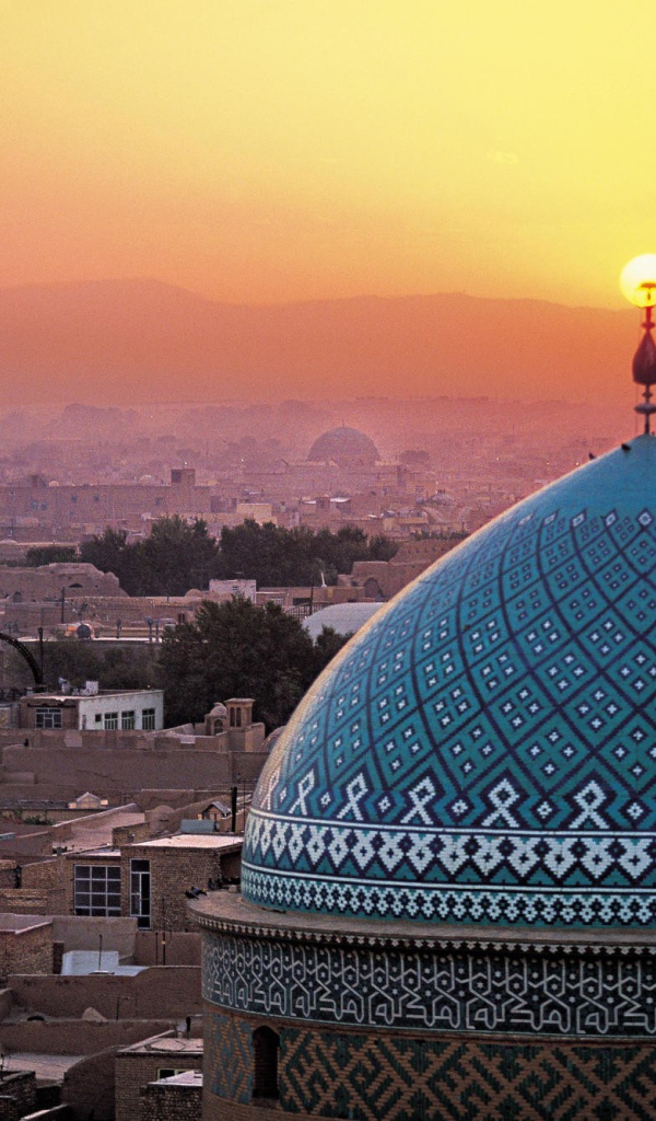 Панорама города на закате в Иране