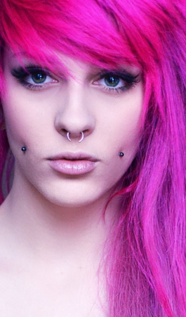 Девушка с розовыми волосами и пирсингом в щеках