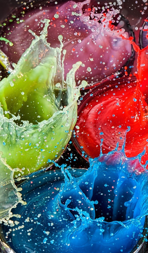 Разноцветные брызги воды в стаканах