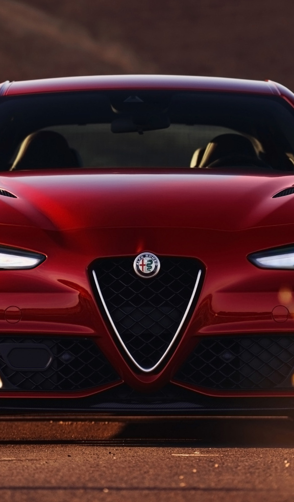 Красный автомобиль Alfa Romeo Giulia Quadrifoglio 2017 