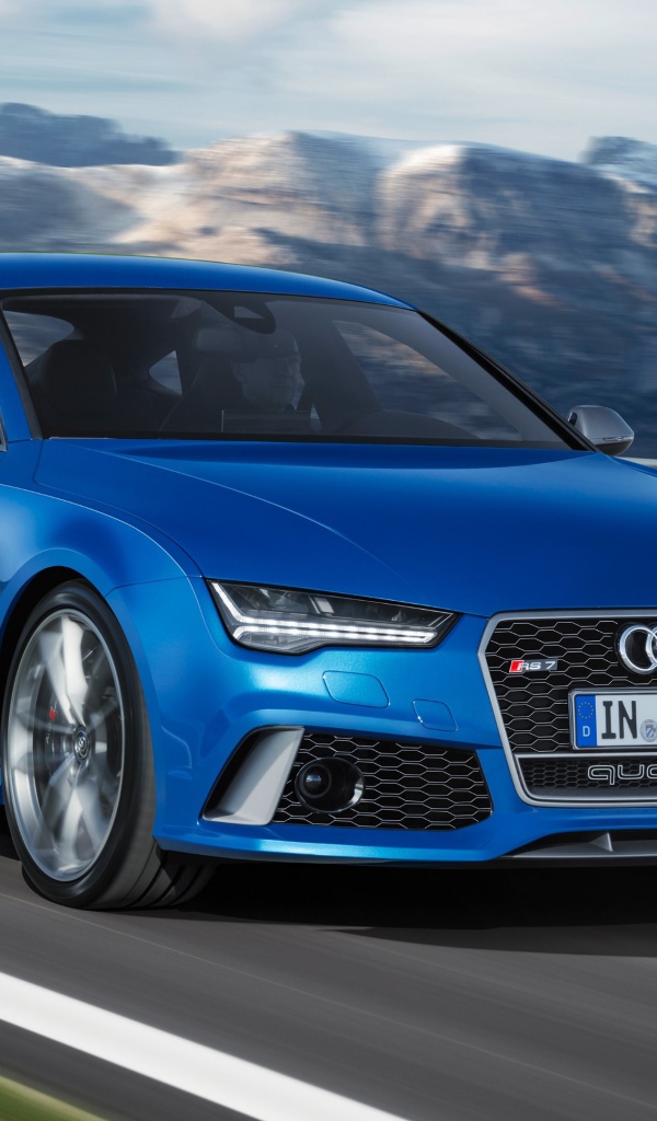 Автомобиль Audi RS7 синего цвета на трассе 
