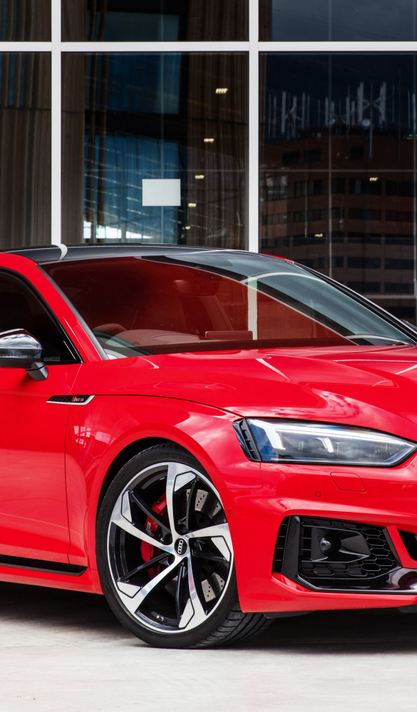 Красный автомобиль Audi RS 5, 2018