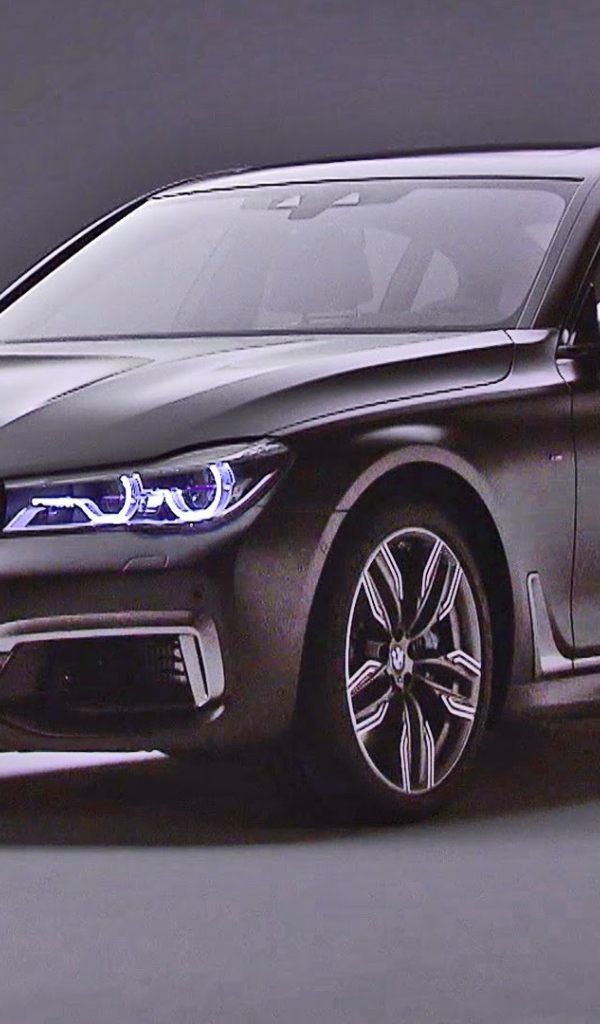 Автомобиль BMW M760Li xDrive 2017 года выпуска