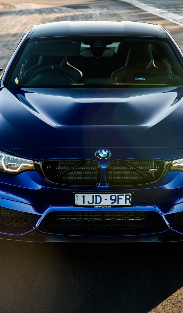 Синий стильный автомобиль BMW M4 CS, 2018 вид спереди
