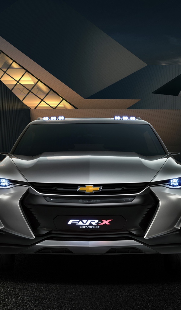 Серебристый автомобиль Chevrolet FNR-X вид спереди