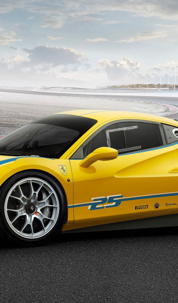 Желтый спортивный автомобиль  Ferrari 488 Challenge 2017 