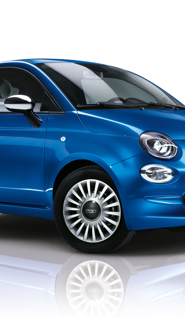 Синий автомобиль Fiat 500 Mirror, 2018 на белом фоне
