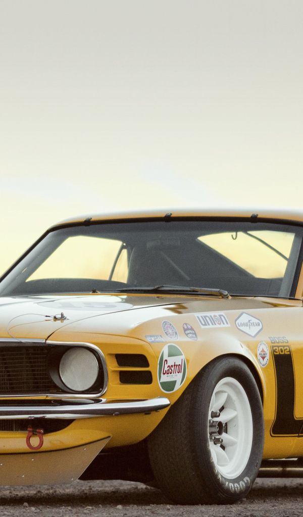 Желтый гоночный автомобиль  Ford Mustang Boss 302, 1969 года