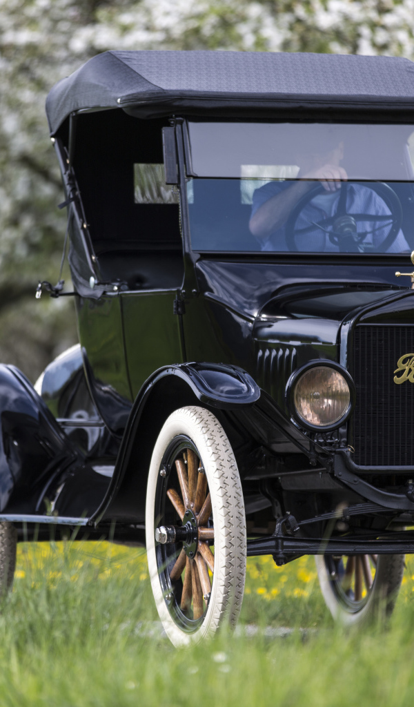 Черный ретро автомобиль Ford Model T, 1923 года