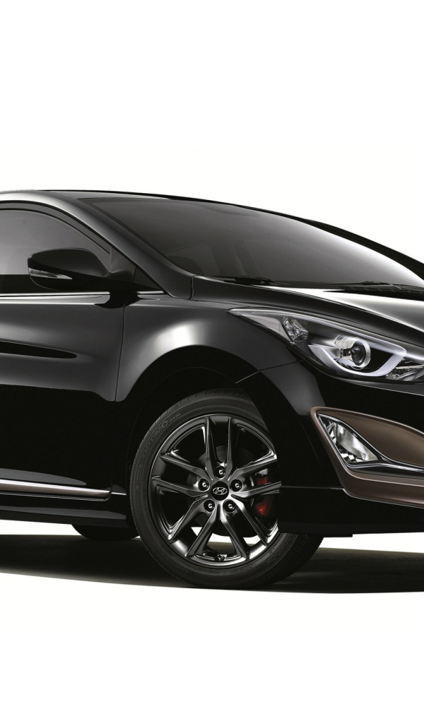 Черный автомобиль Hyundai Elantra на белом фоне