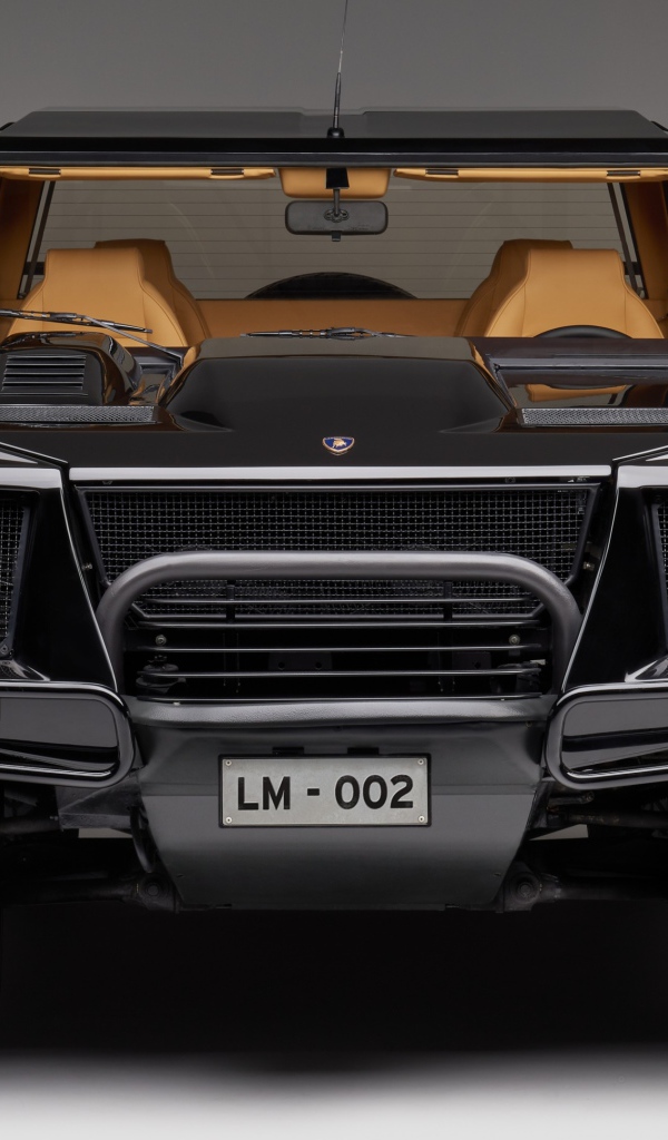 Черный автомобиль Lamborghini LM002 на сером фоне