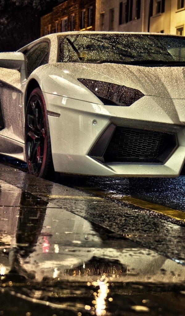 Спортивный автомобиль Lamborghini Aventador под дождем 