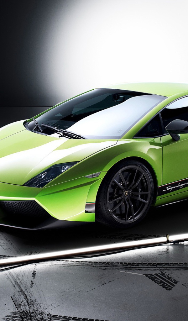 Спорткар Lamborghini Huracan салатового цвета в свете софитов 