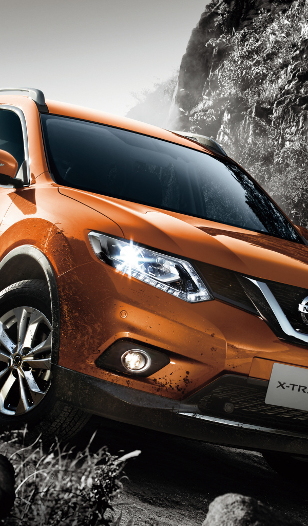 Оранжевый автомобиль Nissan X-Trail на размытой дороге 