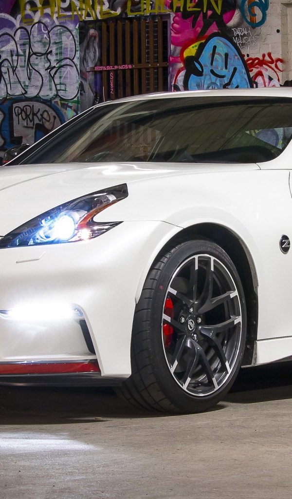 Белый автомобиль Nissan 370Z Nismo, 2017