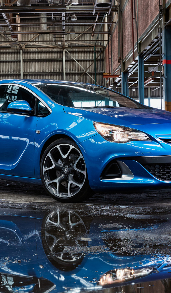 Синий стильный автомобиль Opel Astra 
