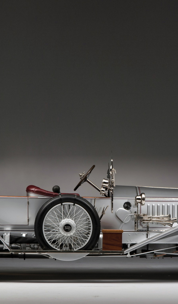 Стильный серебристый ретро автомобиль Rolls Royce, 1915 года