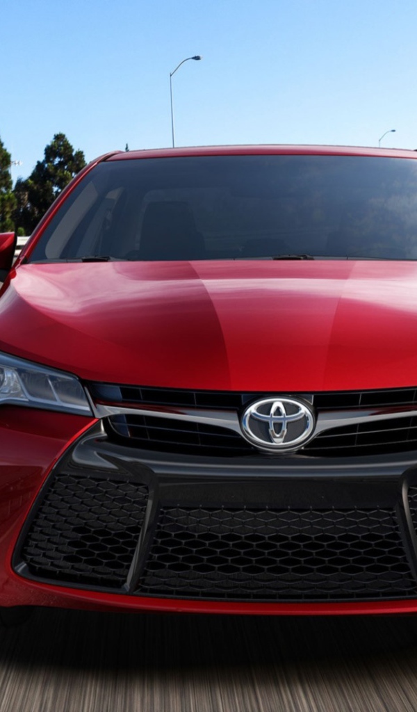 Красная Toyota Camry 2017 года в движении 
