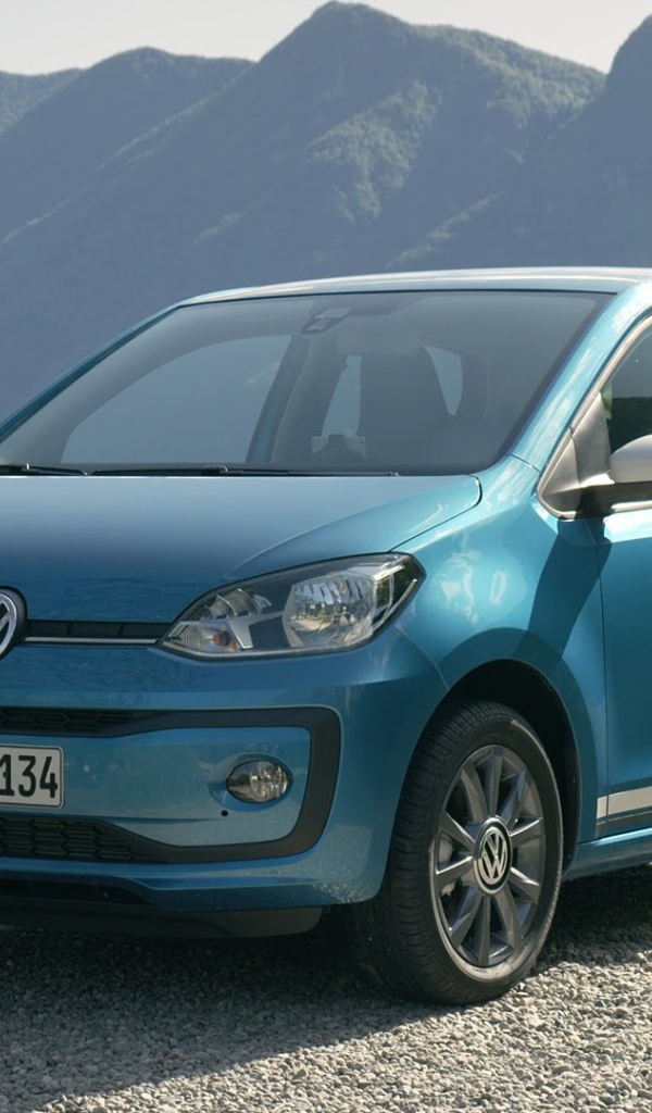 Синий Volkswagen Up 2017 года на фоне гор 