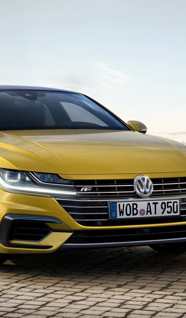 Золотистый автомобиль  Volkswagen Arteon R-Line 