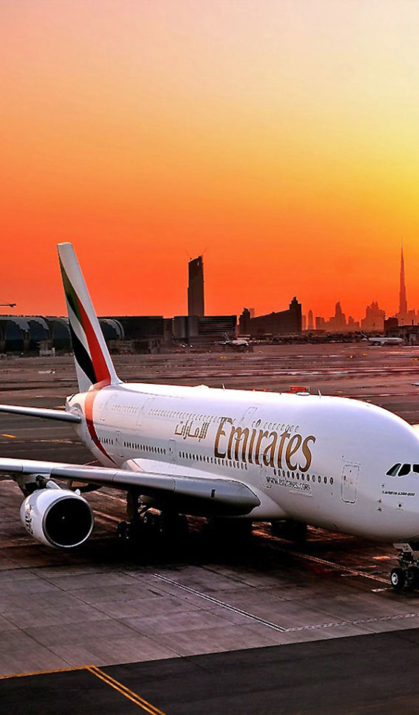 Airbus A380 авиакомпании Emirates на фоне заката