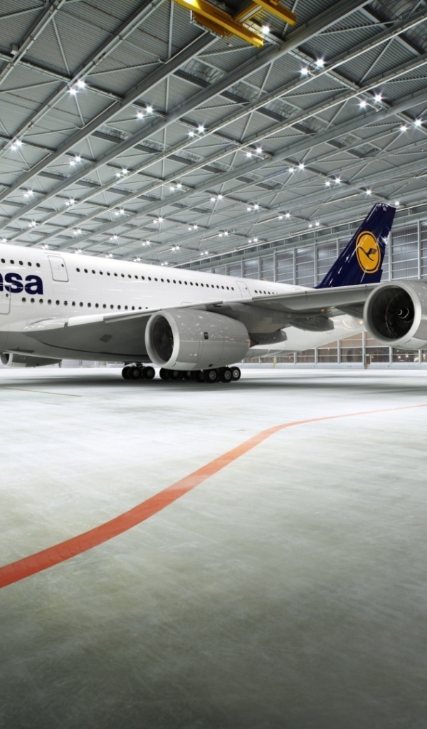 Airbus A380 авиакомпании Lufthansa в ангаре