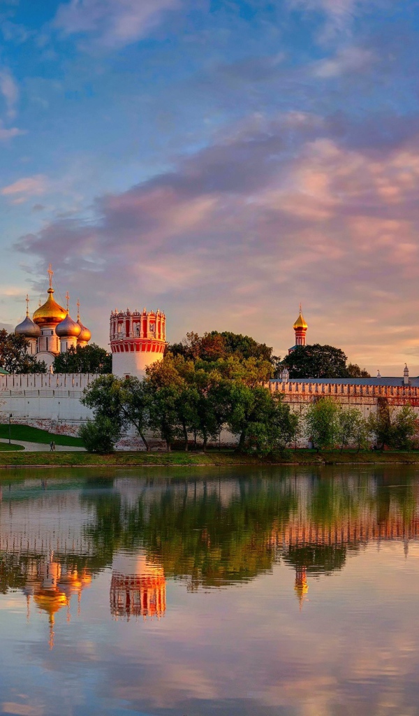 Новодевичий Богородице-Смоленский монастырь на закате, город Москва. Россия 