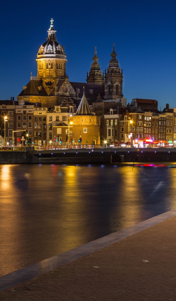 Церковь святого Николая ночью, город  Амстердам 
