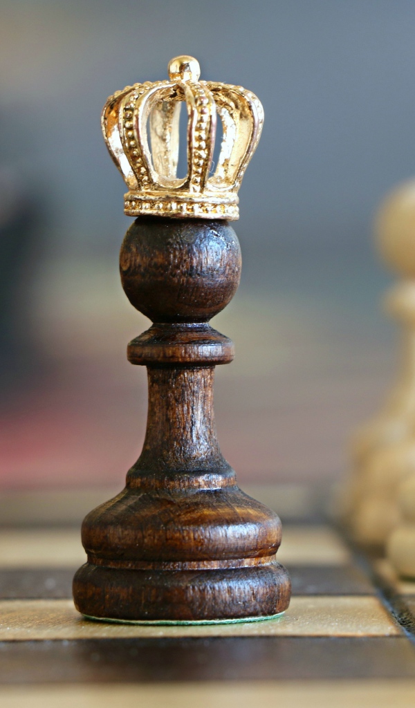Шахматная фигура с золотой короной