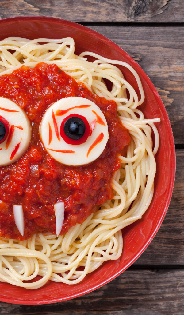 Спагетти с соусом на красной тарелкой блюдо на Хэллоуин