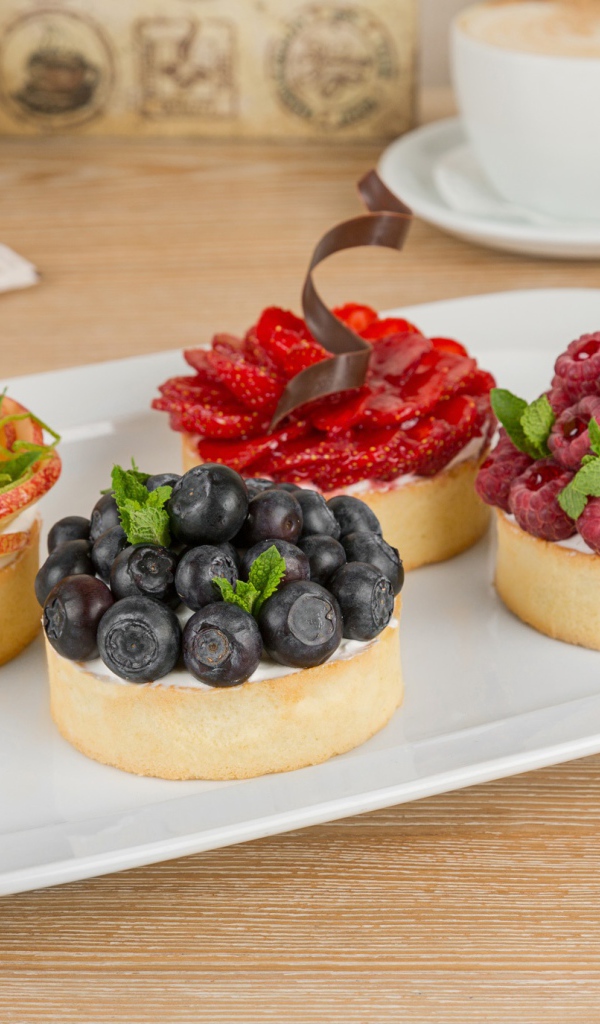 Аппетитные пирожные с ягодами на десерт