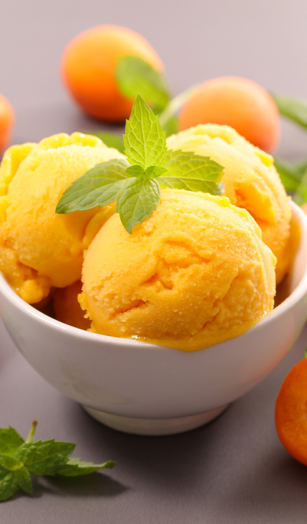Шарики мороженого с листьями мяты и свежими абрикосами