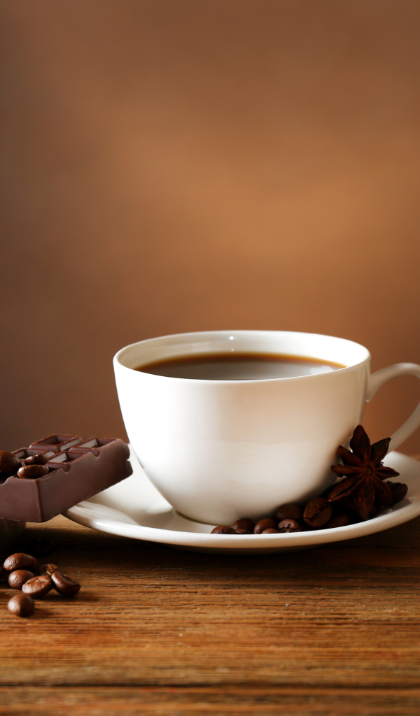 Кофе в белой чашке с черным шоколадом