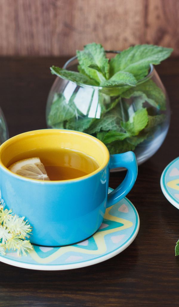 Вкусный чай с липой и ромашкой на столе