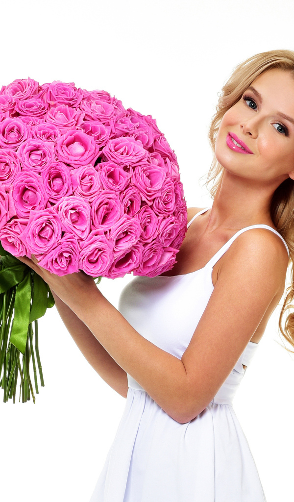 Красивая блондинка с большим букетом розовых роз на белом фоне