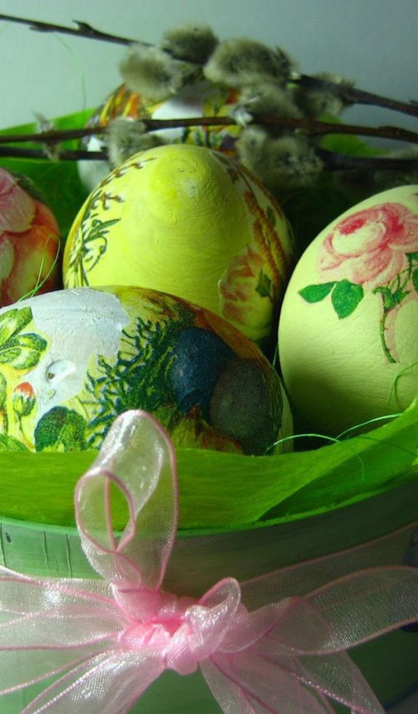 Расписанные пасхальные яйца в праздничной коробке 