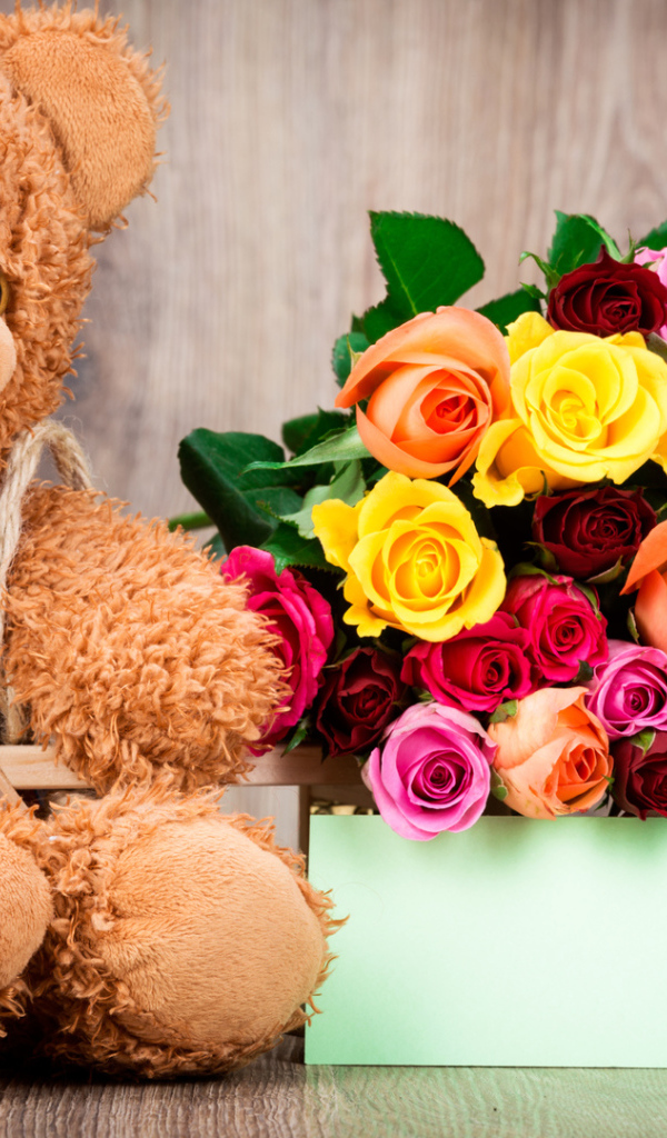 Плюшевый мишка и букет роз на День Влюбленных 14 февраля 