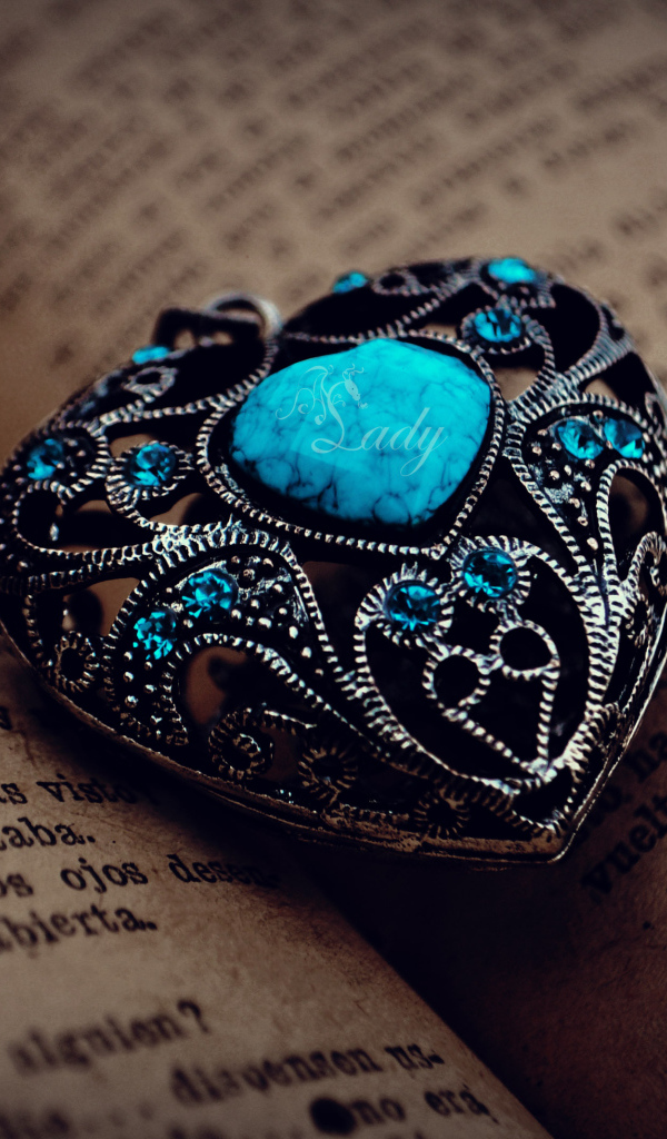 Красивый кулон в форме сердце с синим камнем 