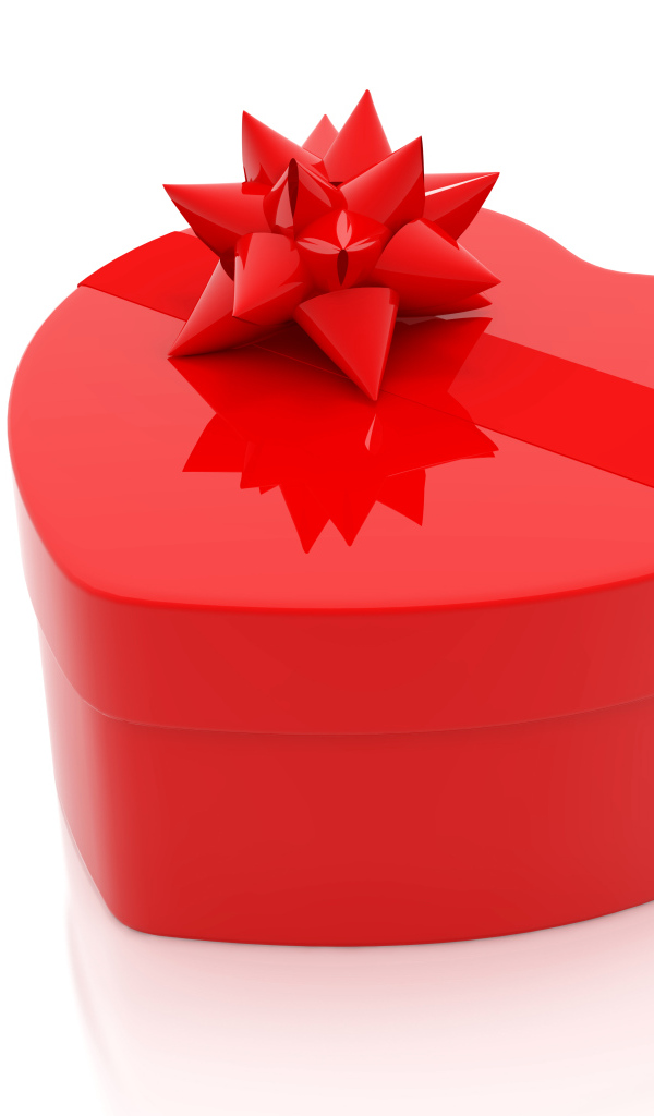 Большая красная коробка в форме сердца на белом фоне