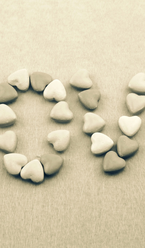 Надпись Любовь из камней в форме сердца